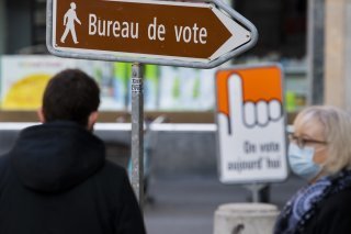 Un panneau indique l'entree du bureau de vote (image d'illustration)